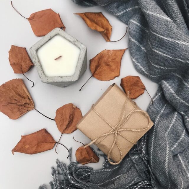 Concrete candle with wooden wick which is eco-friendly! For an asthetic and unique atmosphere in your home!